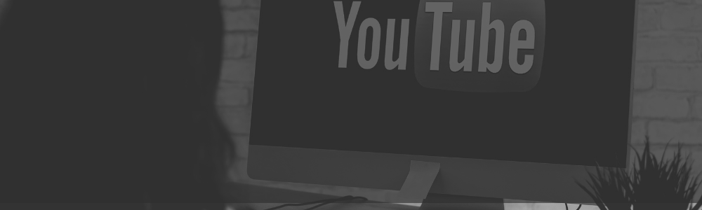 Foto em preto e branco de um monitor com a logo do Youtube ao centro