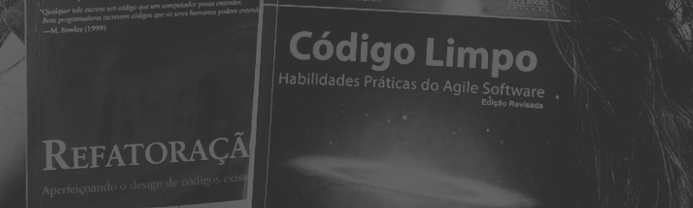 Foto em preto e branco que contém a capa parcial de dois livros: a capa do livro da esquerda é sobre refatoração de código e o da direita é a capa do livro Clean Code